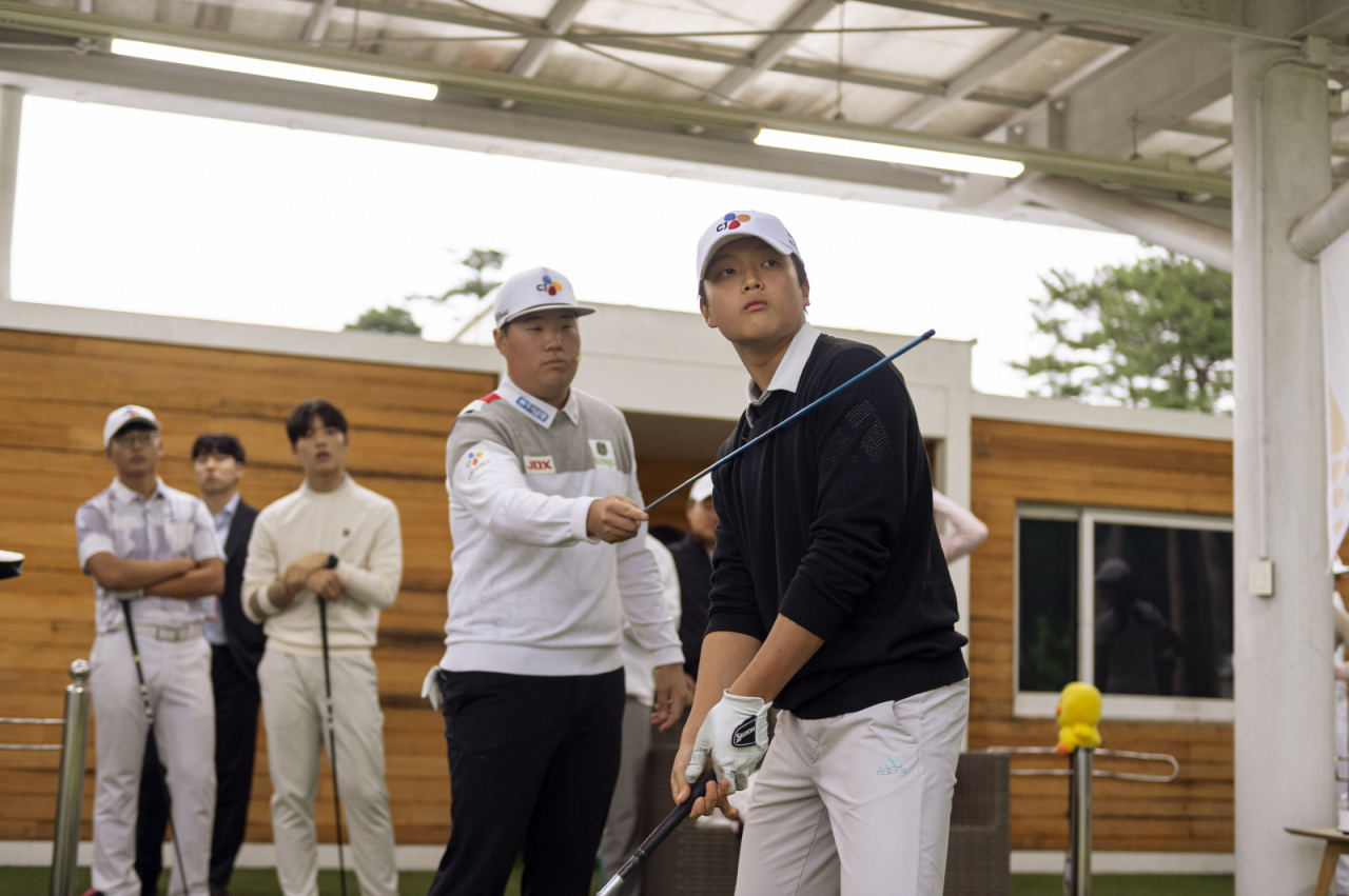 임성재가 학생에게 드라이버샷 원포인트 레슨을 하고 있는 모습. [CJ 제공].