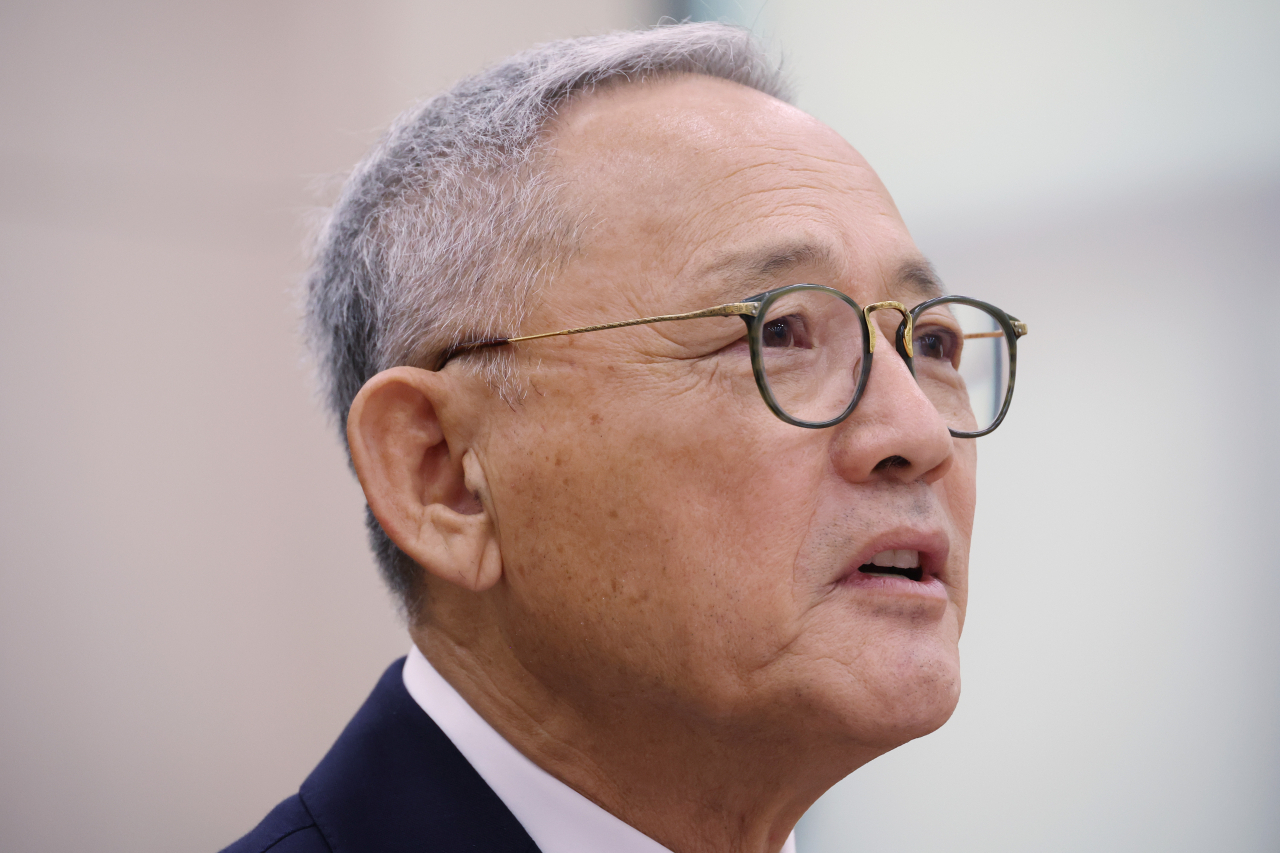 유인촌 문화체육관광부 장관 후보자가 5일 국회에서 열린 인사청문회에서 의원 질의에 답변하는 모습. [연합]