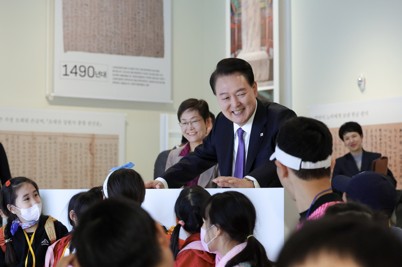 윤석열 대통령이 2023 한글주간을 맞아 5일 서울 용산구 국립한글박물관을 깜짝 방문, 디지털 시각자료 전시실에서 학생들과 대화하고 있다. [연합]