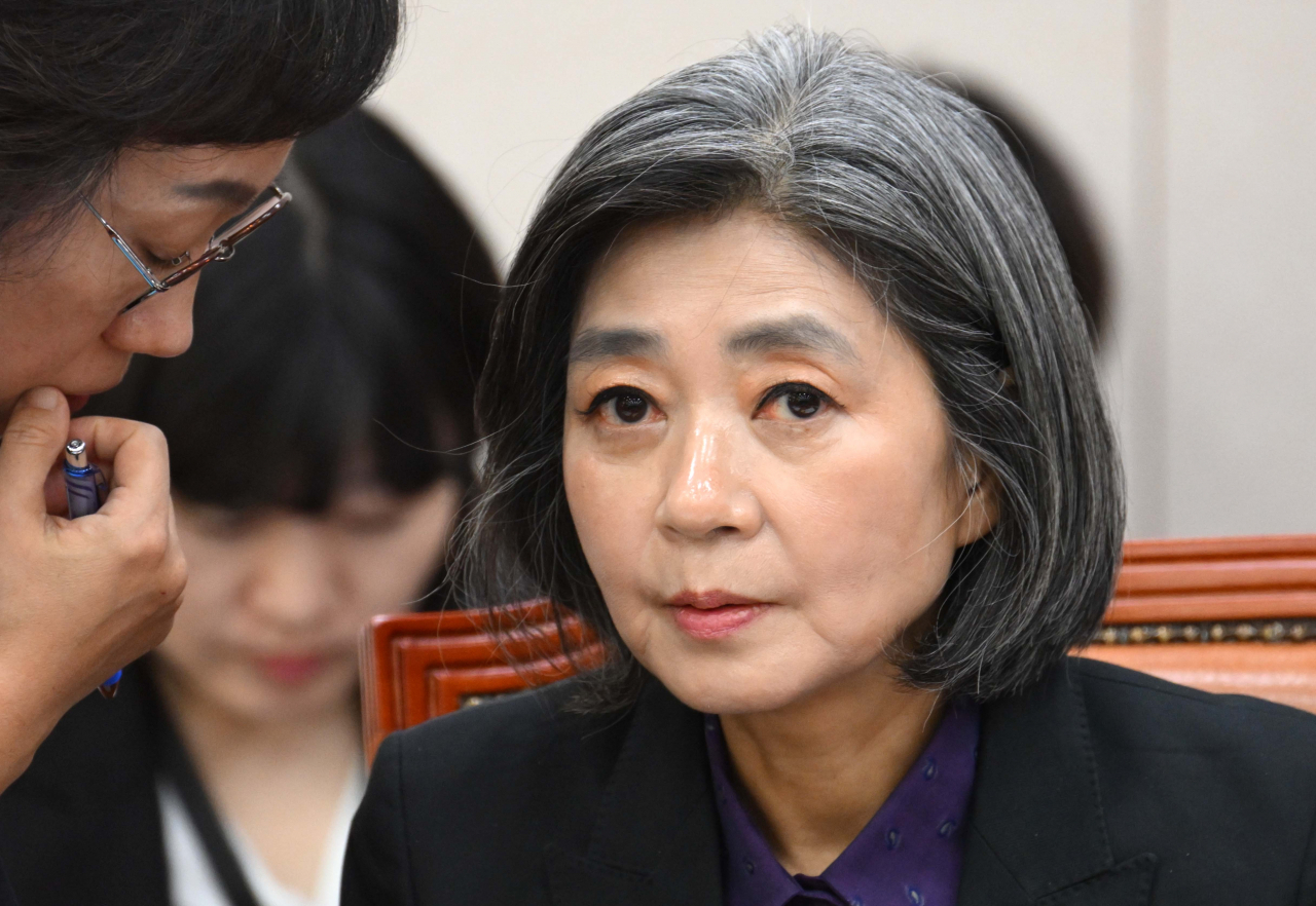 김행 여성가족부 장관 후보자가 5일 오전 서울 여의도 국회에서 열린 여성가족부 장관 인사청문회에 참석해 관계자와 대화를 하고 있다. 이상섭 기자