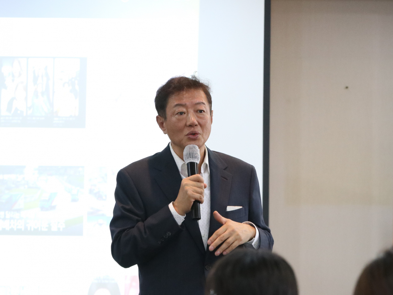 김난도 서울대 소비자학과 교수가 5일 서울 중구 한국프레스센터에서 열린 ‘트렌드 코리아 2024’ 미디어데이에 참석, 발언하고 있다. [미래의창 제공]