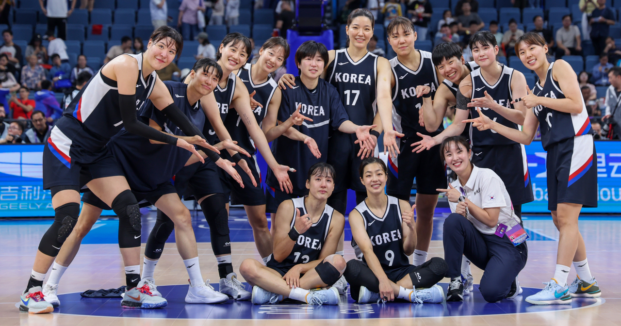 5일 북한과의 여자 농구 동메달 결정전서 93-63으로 승리하며 동메달을 확정한 한국 선수들이 기념사진을 찍고 있다. 아래는 대표팀 은퇴를 선언한 김단비와 이경은. 연합뉴스