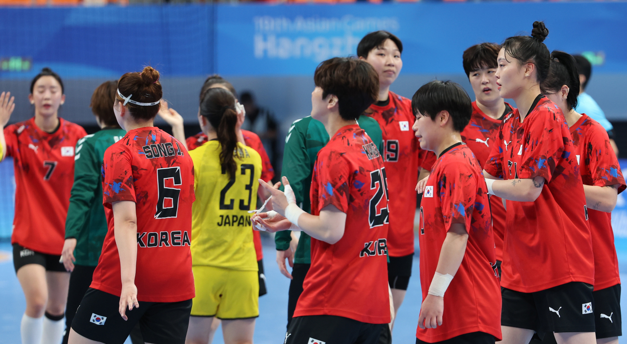 5일 중국 항저우 저장 궁상대 스포츠센터에서 열린 19회 항저우 아시안게임 여자 핸드볼 결승전 대한민국과 일본의 경기에서 패해 은메달을 획득했다. [연합]