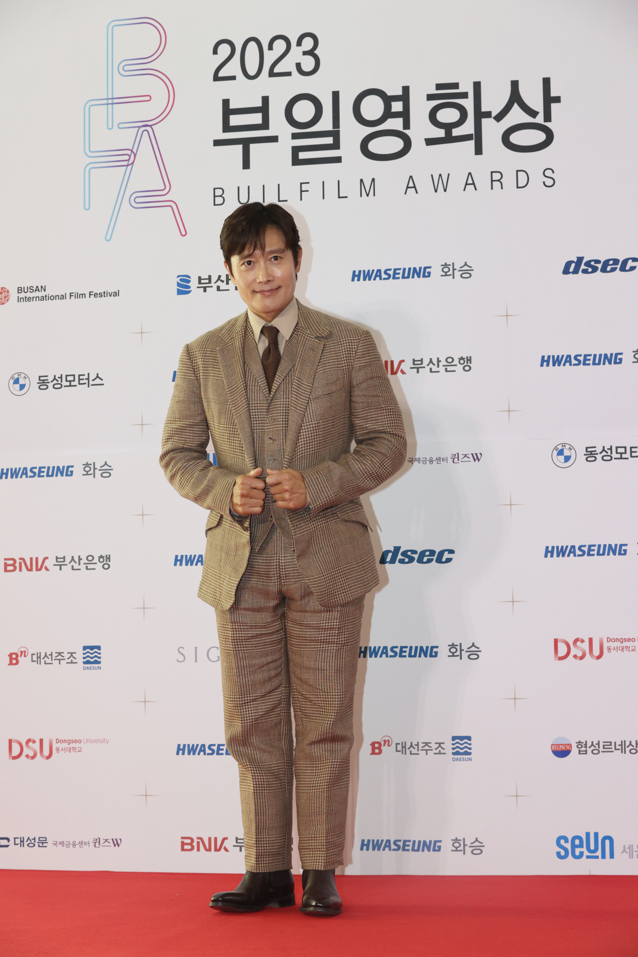 배우 이병헌이 5일 오후 부산 해운대구 시그니엘 부산에서 열린 '2023 부일영화상' 시상식 레드카펫 행사에 참석하는 모습. [연합]