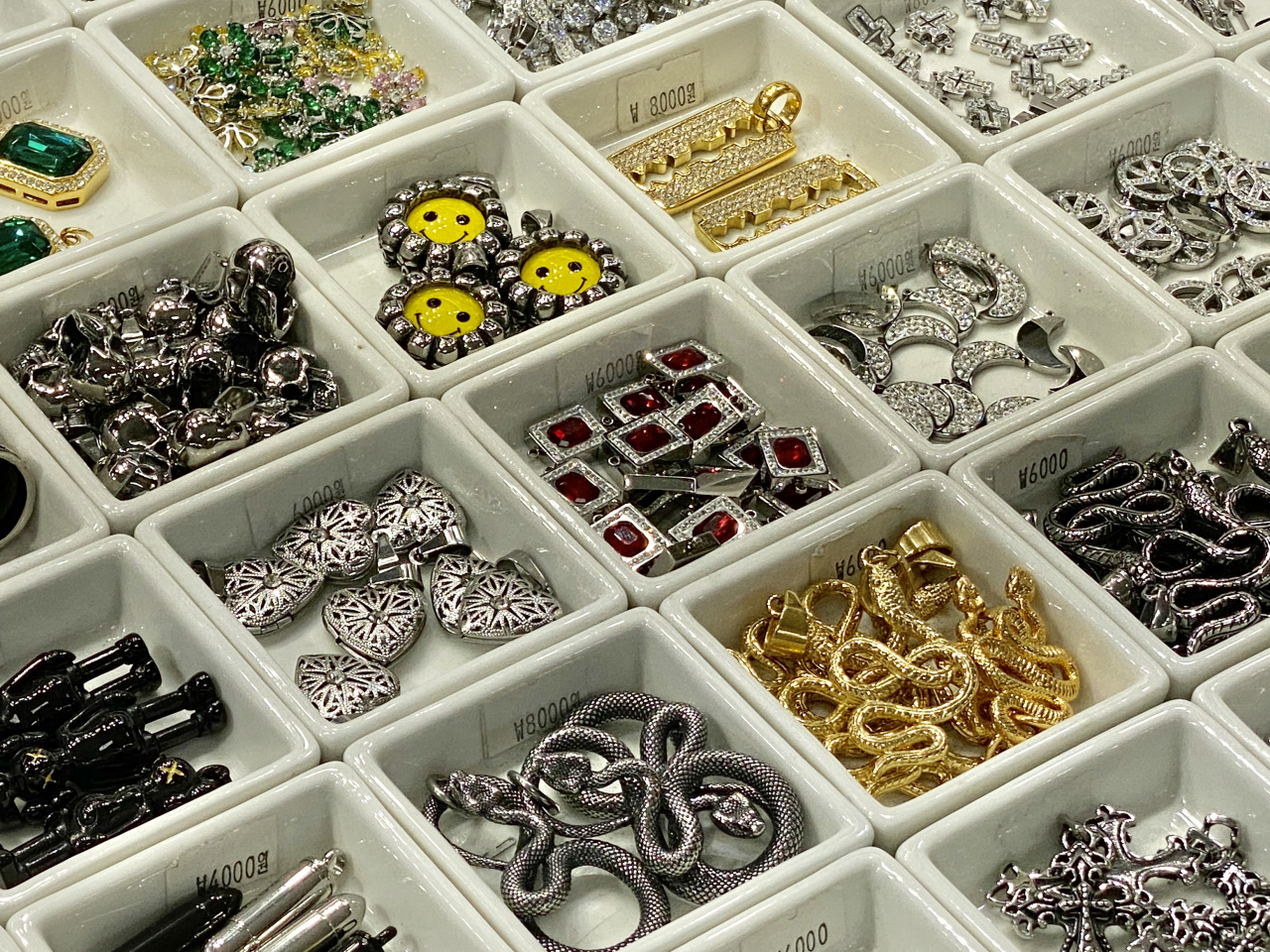 Metallic ornaments (Hwang Joo-young/The Korea Herald)
