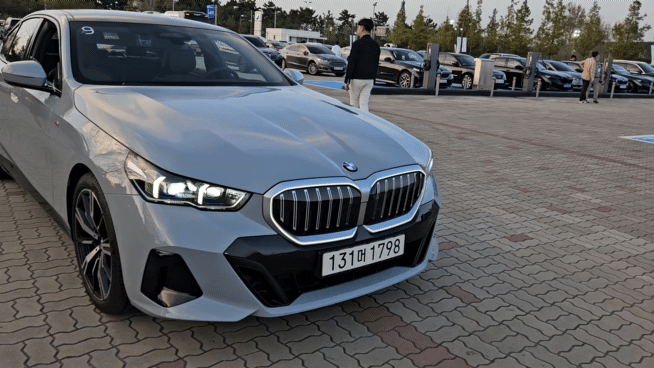 BMW 뉴 5시리즈는 트윈 헤드라이트와 BMW 키드니 그릴 등을 현대적으로 재해석했다. [김지윤 기자]