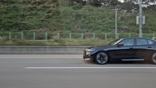 주행 중인 BMW 뉴 5시리즈 측면. 매끈하면서도 볼륨감을 강조했다. [김지윤 기자]