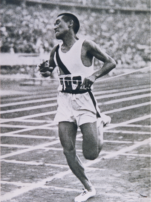 1936년 베를린올림픽에서 고(故) 손기정 선수가 마라톤 결승선을 통과하는 사진. 당시 마라톤 시상식이 열린 베를린올림픽 주경기장은 올림픽에서 중요한 장소로 쓰였다. [손기정기념관 제공]