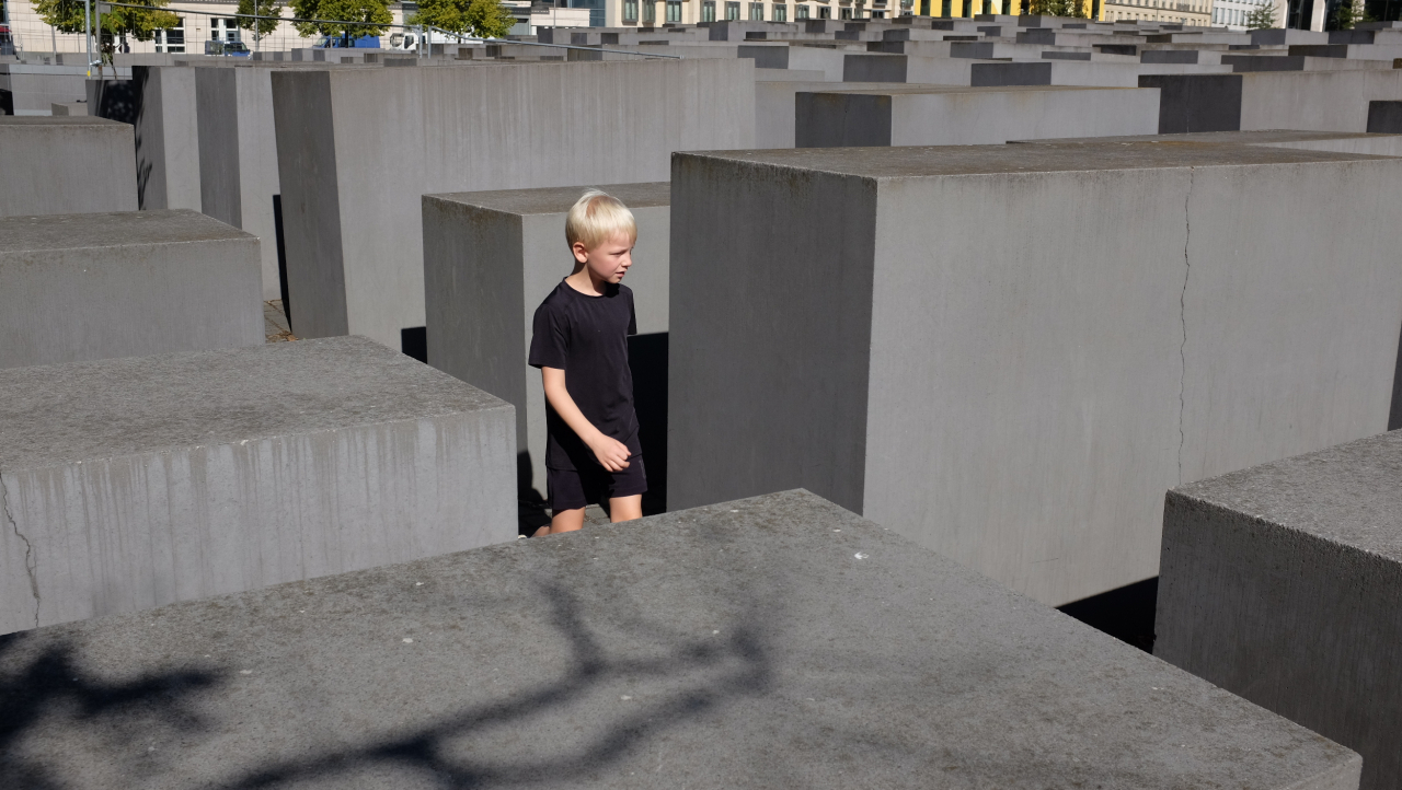 지난달 20일 오후 독일 베를린에 있는 ‘홀로코스트 메모리얼’에서 시민이 설치물을 돌아다니고 있다. 베를린=박혜원 기자
