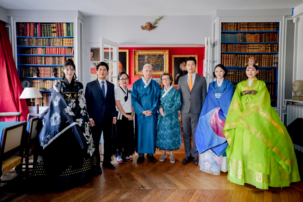 한문화진흥협회-한복사절단 대표자들이 6.25 참전용사 몽클라르 장군 아들 내외에게 한복을 증정한뒤 기념촬영에 임하고 있다.