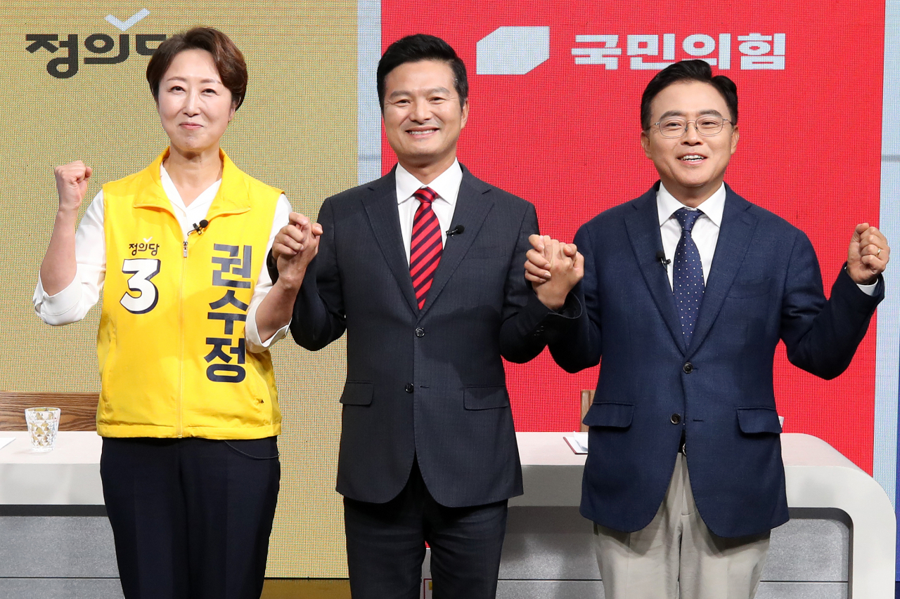 강서구청장 보궐선거 후보자들이 지난 2일 오후 서울 강서구 SK브로드밴드 스튜디오에서 열린 강서구청장 보궐선거 후보자 토론회에 참석해 기념 촬영하고 있다. 오른쪽부터 진교훈 더불어민주당 후보, 김태우 국민의힘 후보, 권수정 정의당 후보. [연합]