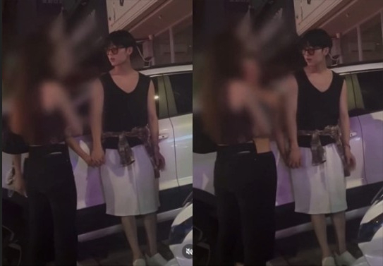 최현욱이 편한 민소매 옷차림을 하고서 길거리에서 여성 두 명과 담배를 피우고 있는 모습. [SNS 갈무리]