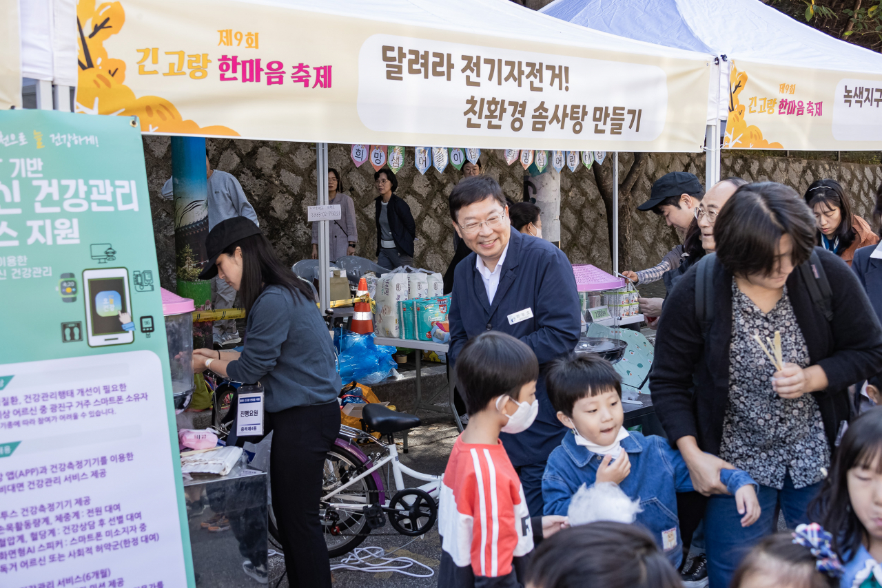긴고랑 한마음축제의 체험부스를 둘러보고 있는 김경호 광진구청장. [광진구 제공]