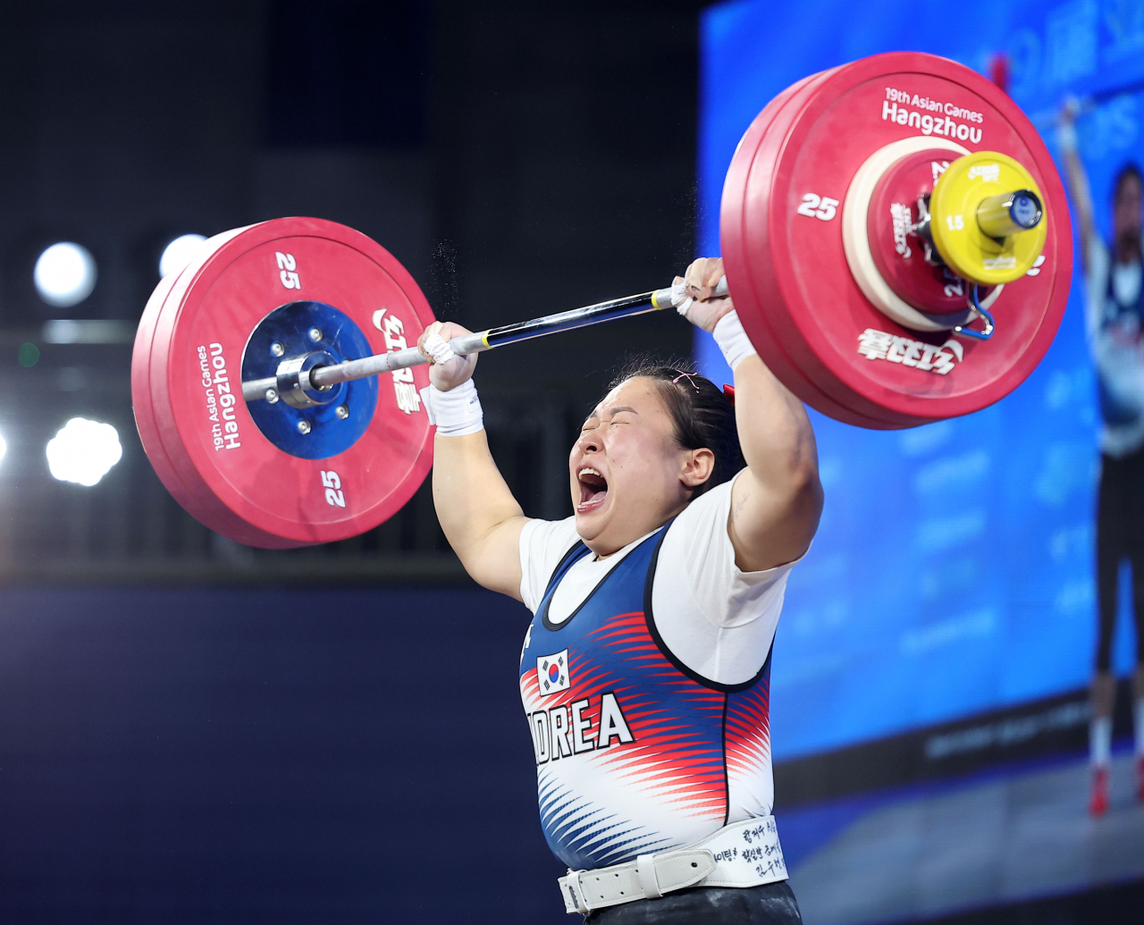5일 중국 항저우 샤오산 스포츠센터에서 열린 2022 항저우 아시안게임 역도 여자 76kg급 그룹 A 경기에서 대한민국 김수현이 용상 3차 시기 138kg의 바벨을 들어올리는데 성공한 뒤 포효하고 있다. [연합]