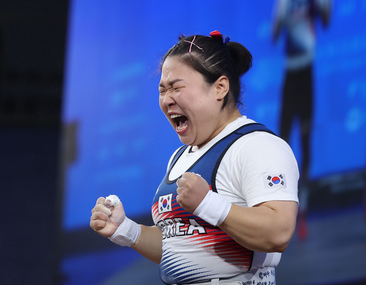 5일 중국 항저우 샤오산 스포츠센터에서 열린 2022 항저우 아시안게임 역도 여자 76kg급 그룹 A 경기에서 대한민국 김수현이 용상 2차 시기 136kg의 바벨을 들어올리는데 성공한 뒤 포효하고 있다. [연합]