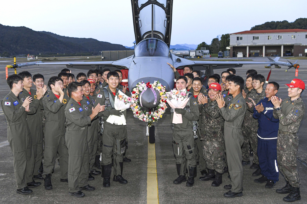 공군 제8전투비행단 조종사와 정비사들이 5일 오후 FA-50 전투기 통산 10만 시간 무사고 비행기록 수립을 자축하고 있다.[공군 제공]