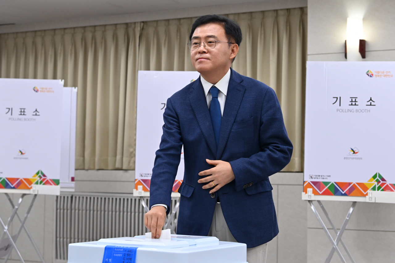 진교훈 더불어민주당 강서구청장 후보자가 6일 오전 서울 화곡 제6동 사전투표소에서 투표를 하고 있다. 임세준 기자