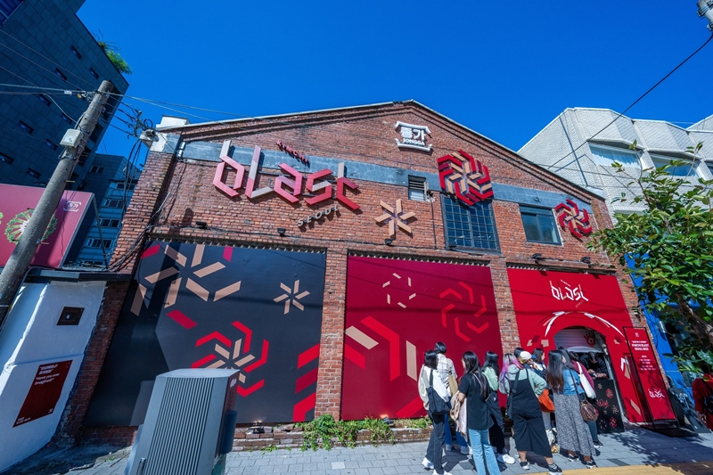 김치 브랜드 대상 종가는 서울 성동구 성수동 수피하우스에서 15일까지 국내 최초 김치 팝업 ‘김치 블라스트 서울 2023(KIMCHI BLAST SEOUL 2023)’을 운영한다. 팝업 외부 전경. [대상 제공]
