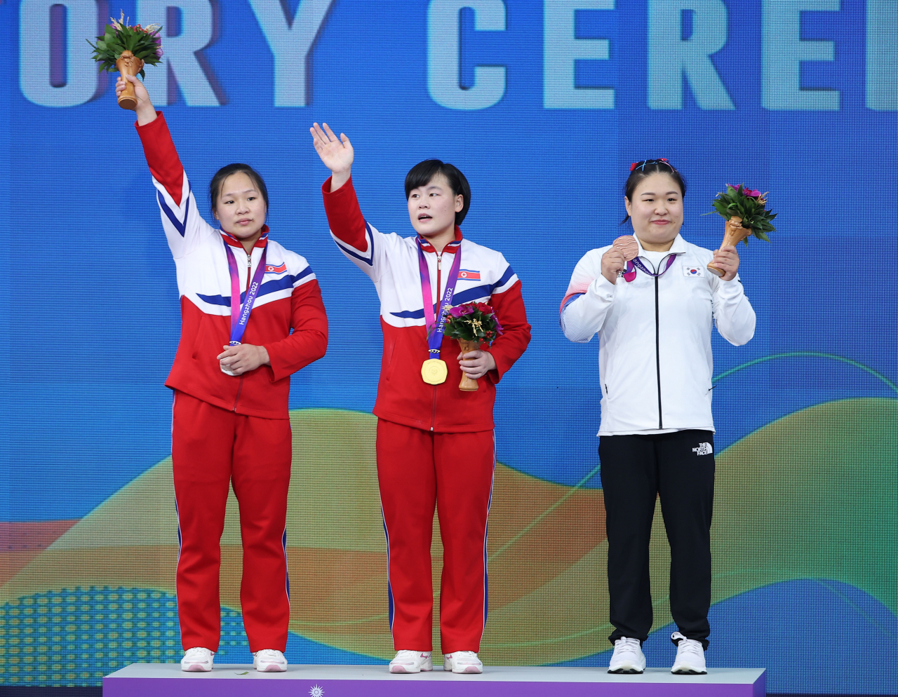 5일 2022 항저우 아시안게임 역도 여자 76kg급 그룹 A 경기를 마친 중국 항저우 샤오산 스포츠센터에서 이날 금메달을 차지한 송국향, 은메달을 차지한 정춘휘, 동메달을 차지한 김수현이 기념촬영을 하고 있다. [연합]
