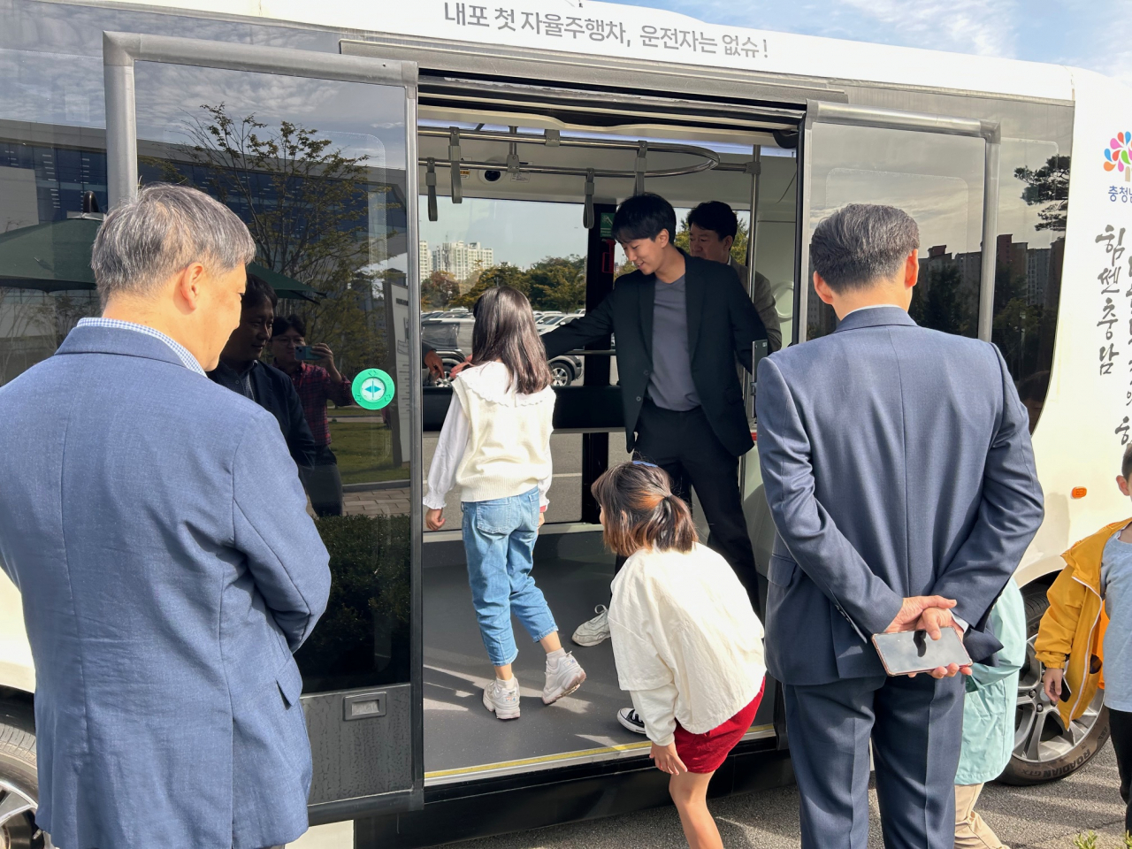 충남도는 6일 내포신도시 홍예공원 일원에서 첫 자율주행차 무료탑승체험 행사를 가졌다.