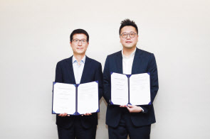 오세철(왼쪽) 삼성물산 건설부문 대표와 마이클 위자야 시나르 마스 랜드 대표가 지난달 26일 서울 상일동 삼성물산 본사에서 업무협약 체결 후 기념사진을 촬영하고 있다. [삼성물산]