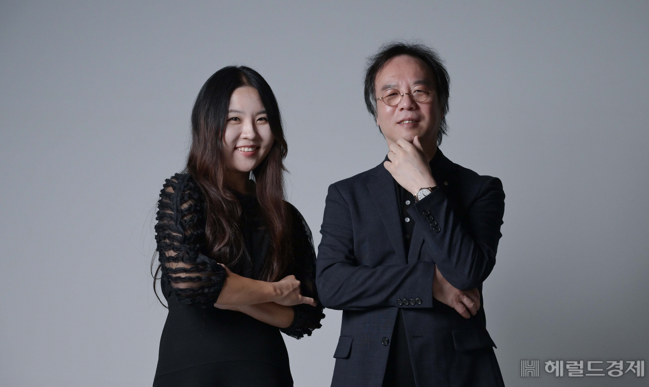 하우스콘서트는 조금 특별하다. 무대와 객석의 경계가 없다. 21년간 하우스콘서트를 이끈 박창수 대표는 “연주자와의 물리적 거리를 줄이면 클래식 음악에 대한 심리적 거리도 줄일 수 있겠다는 생각이었다”고 했다. 이상섭 기자