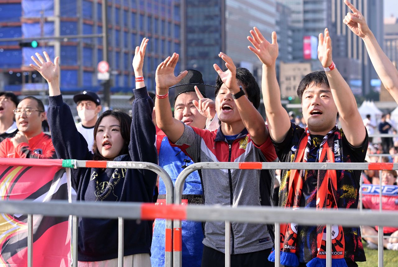20세 이하(U-20) 월드컵 4강전 한국과 이탈리아의 경기가 열린 지난 6월 9일 오전 서울 광화문 광장에서 시민들이 거리응원을 하고 있다. 이상섭 기자