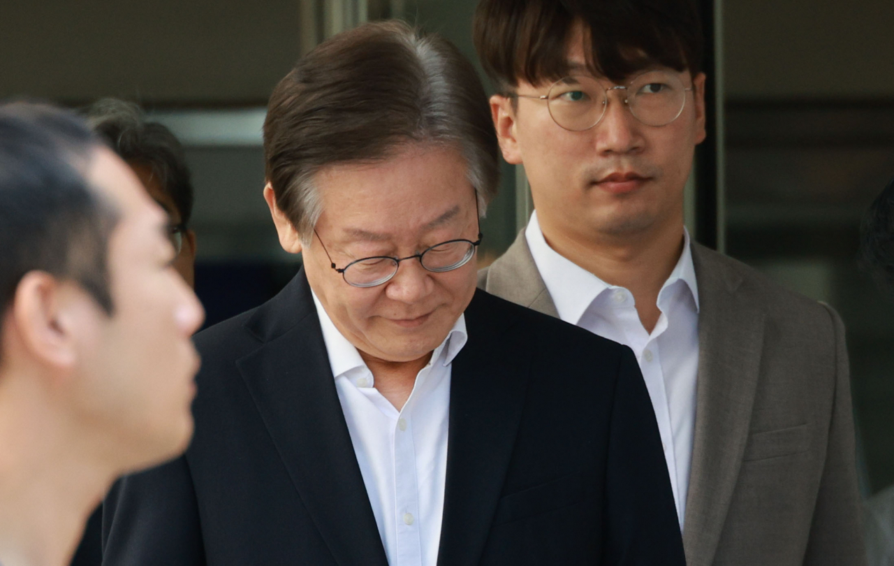 이재명 더불어민주당 대표가 6일 서울 서초동 중앙지법에서 열린 대장동· 위례신도시 특혜 의혹 사건 첫 재판에 출석한 뒤 법정을 나서고 있다. [연합]