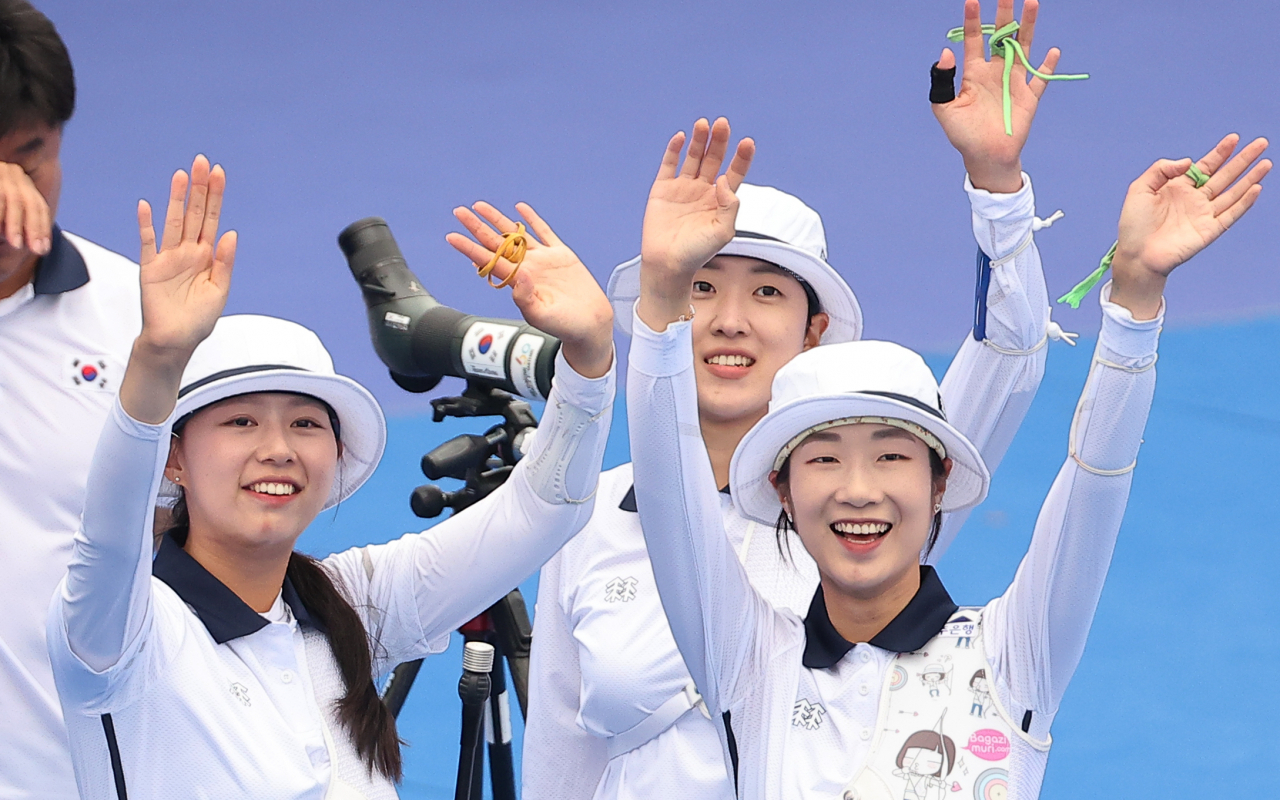 중국을 꺾고 아시안게임 양궁 여자단체전 7연패를 달성한 한국의 임시현 안산 최미선(왼쪽부터)이 관중들을 향해 손을 흔들고 있다. 연합뉴스