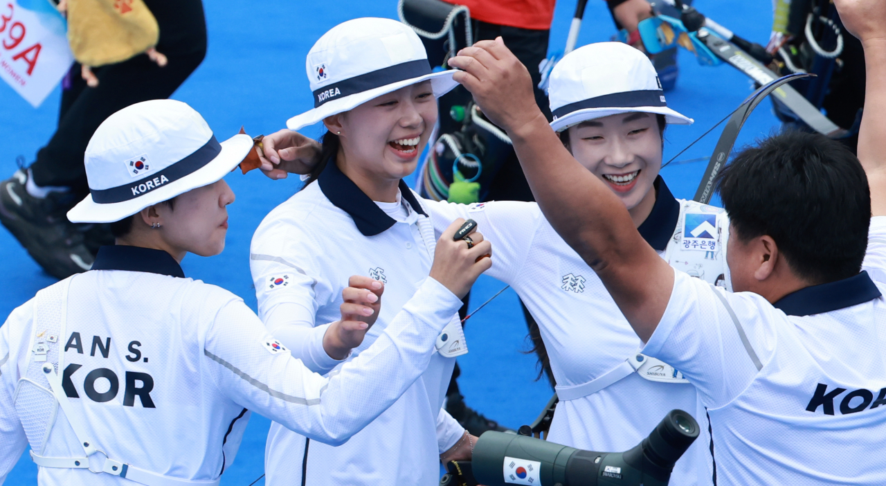 6일 중국 항저우 푸양 인후 스포츠센터에서 열린 2022 항저우 아시안게임 양궁 리커브 여자 단체전 결승, 중국과의 경기에서 금메달을 획득한 임시현, 최미선, 안산이 기뻐하고 있다. [연합]