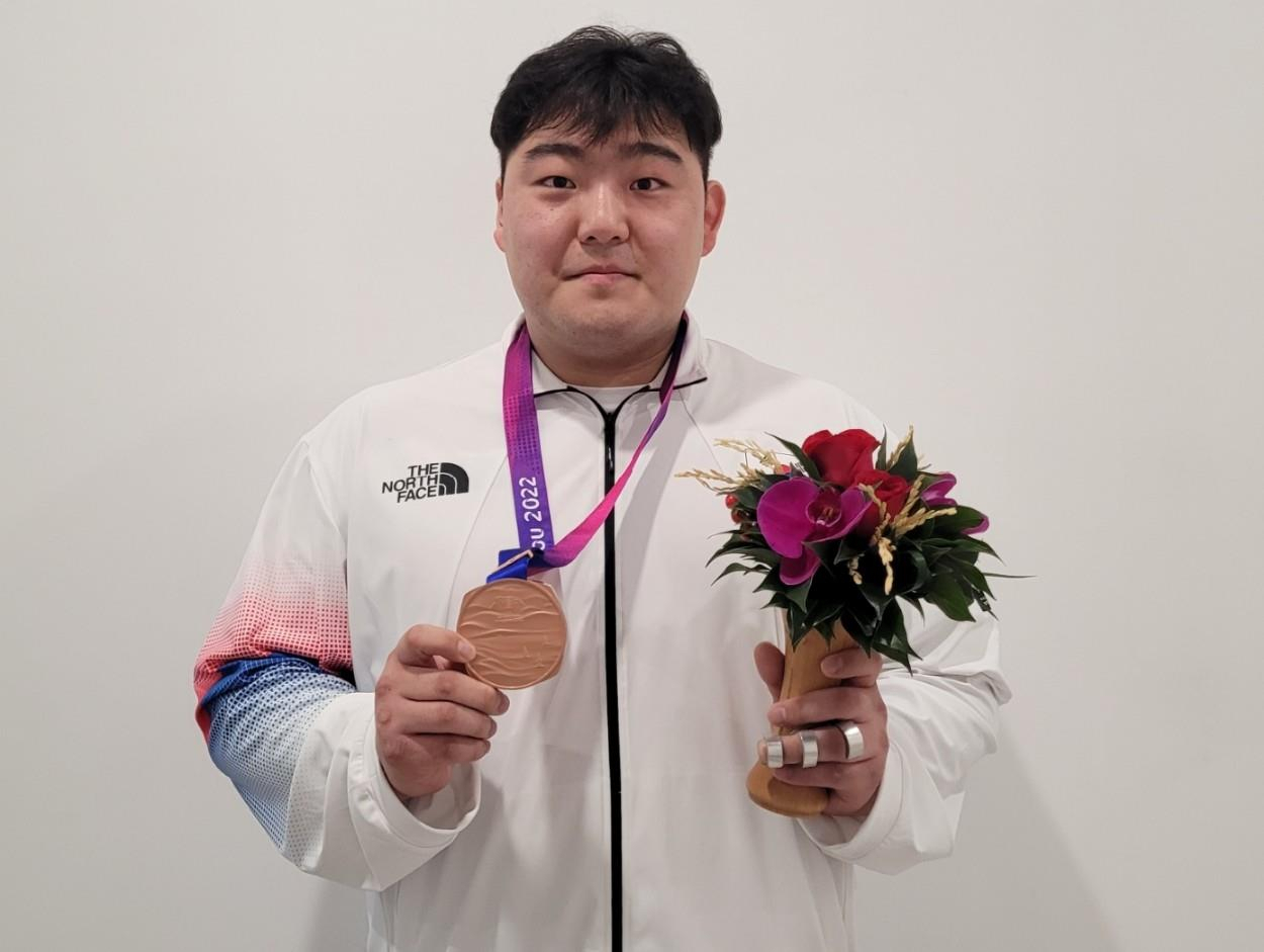 정준용이 30일 중국 항저우 샤오산 린푸 체육관에서 열린 항저우 아시안게임 쿠라시 남자 90㎏ 초과급 경기에서 동메달을 획득한 뒤 들어 보이고 있다. [연합]