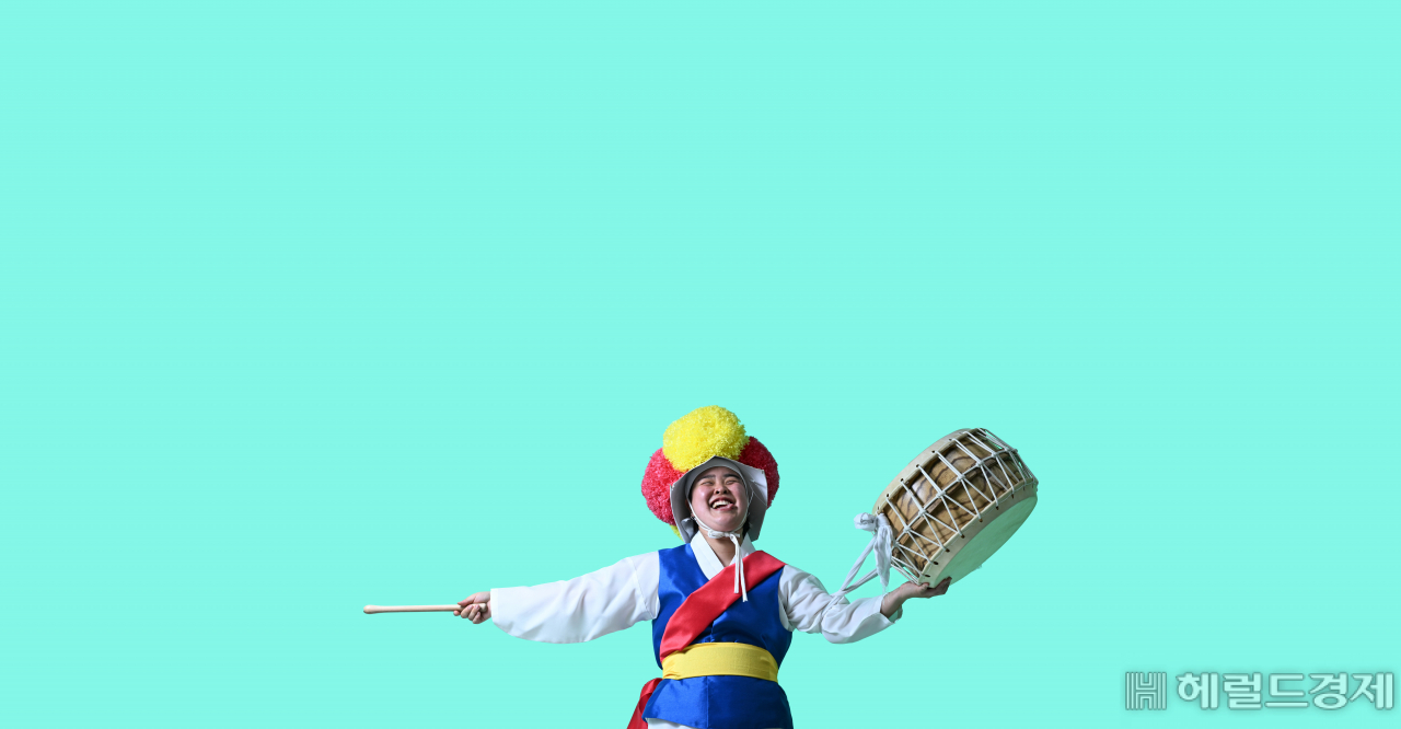 정하린 씨가 서울 용산구 헤럴드스퀘어에서 인터뷰를 진행하며 북을 들고 포즈를 취하고 있다. 임세준 기자