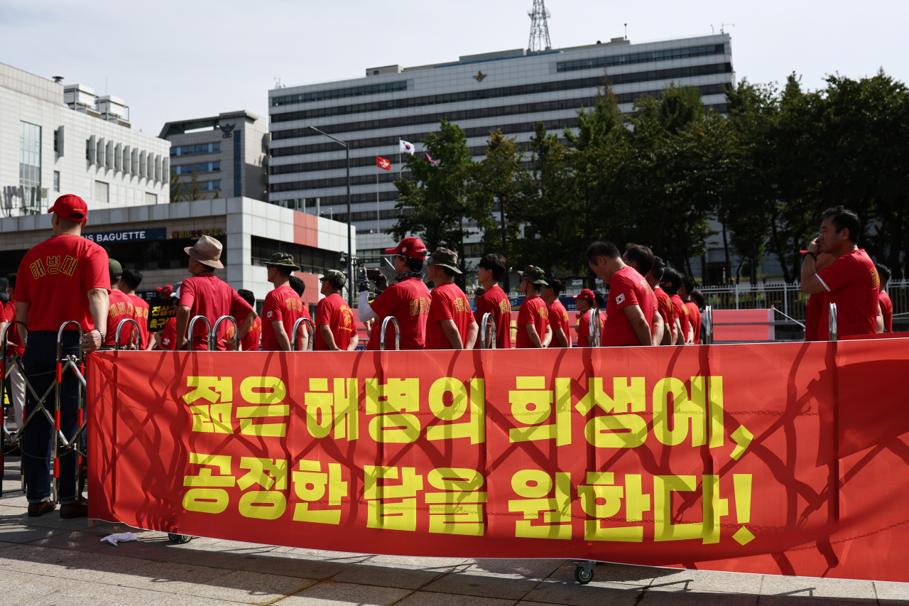 해병대 예비역 모임 ‘해병대 예비역 전국연대’는 오는 8일 포항 해병대 1시단 앞에서 채 상병 순직 진상 규명 촉구와 임성근 해병대 1사단장 퇴진을 촉구하는 시위를 갖겠다고 6일 예고했다. 전국연대가 지난달 23일 서울 용산 전쟁기념관 앞에서 채 상병 사건 진상 규명을 촉구하는 1차 집회를 연 모습. [연합]