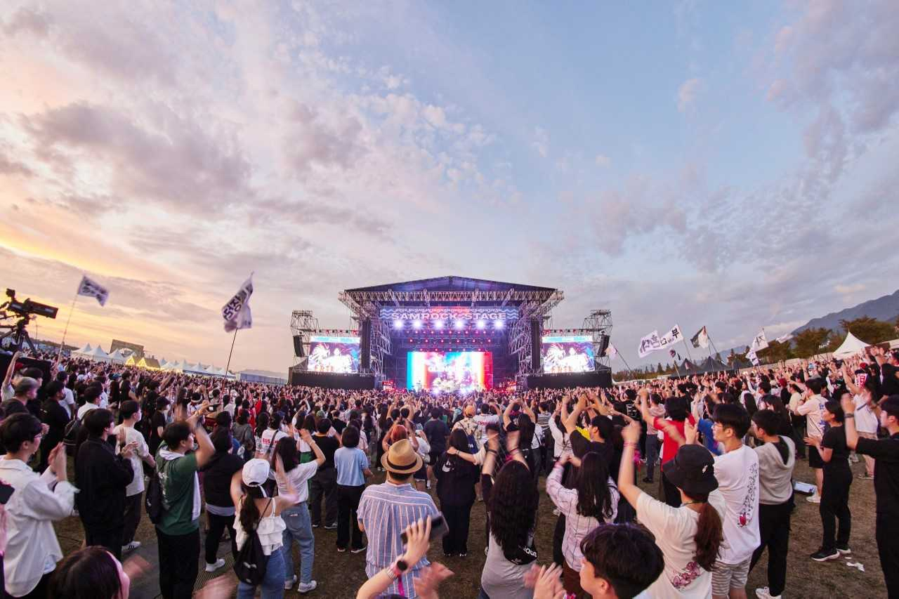 지난해 열린 2022 부산국제록페스티벌 현장에서 관람객들이 축제를 즐기고 있다. [사진=부산문화관광축제조직위원회]