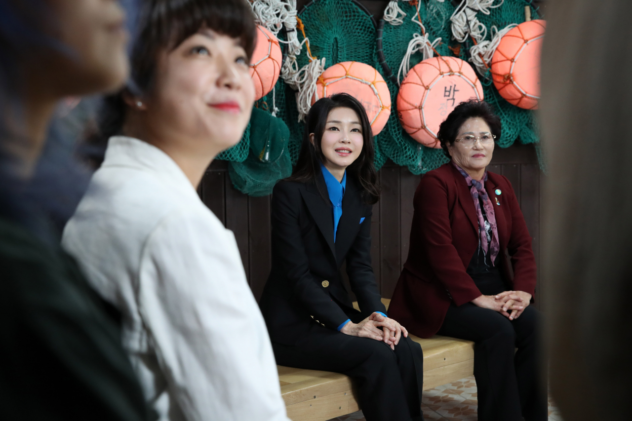 윤석열 대통령 부인 김건희 여사가 6일 제주시 구좌읍 종달어촌계 해녀휴게실에서 제주 해녀어업인들과 대화하고 있다. [연합]
