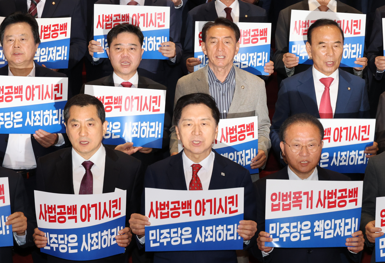 김기현 국민의힘 대표 등 의원들이 6일 국회에서 이용균 대법원장 임명동의안 부결 관련 더불어민주당 규탄 기자회견을 하고 있다. [연합]