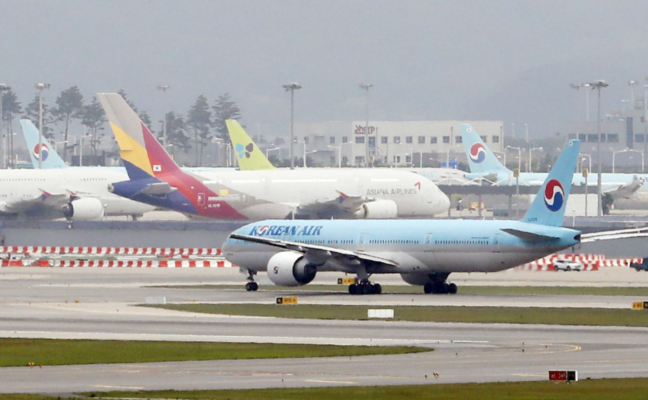 인천국제공항 활주로에 있는 대한항공, 아시아나항공 여객기. [뉴시스]