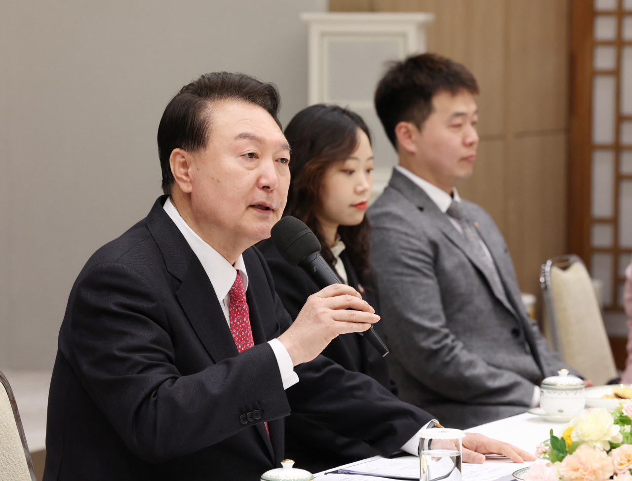 윤석열 대통령이 6일 서울 용산 대통령실 청사에서 열린 '교권 보호 4법 계기 현장 교원'과의 대화에서 발언하고 있다. [연합]