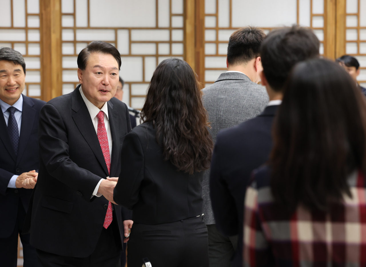윤석열 대통령이 6일 서울 용산 대통령실 청사에서 열린 '교권 보호 4법 계기 현장 교원과의 대화'에 입장하며 교사들과 인사하고 있다. [연합]
