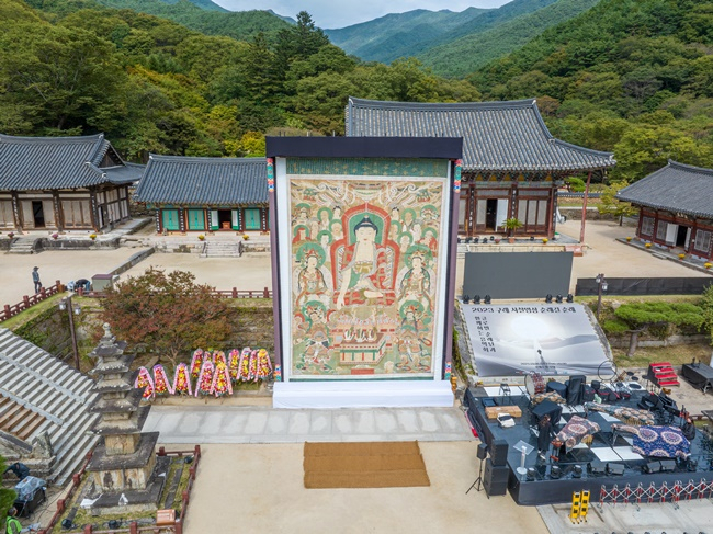 화엄문화제 첫 날인 6일 지리산 화엄사에서 석가모니가 영산회상에서 설법하는 장면을 그린 괘불탱화가 공개되고 있다.