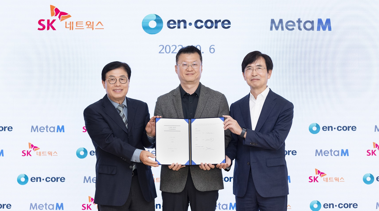 이화식(왼쪽부터) 엔코아 대표, 이호정 SK네트웍스 대표이사, 신인수 메타엠 대표가 기념 촬영을 하는 모습. [SK네트웍스 제공]