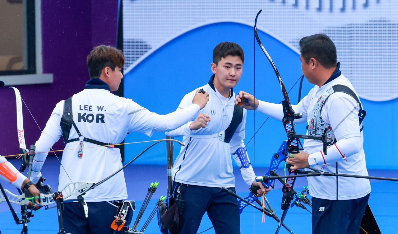 이우석(왼쪽), 김제덕(가운데), 오진혁이 6일 중국 항저우 푸양 인후 스포츠센터에서 열린 2022 항저우 아시안게임 양궁 리커브 남자 단체전 결승, 인도와의 경기에서 서로 격려하고 있다. [연합]