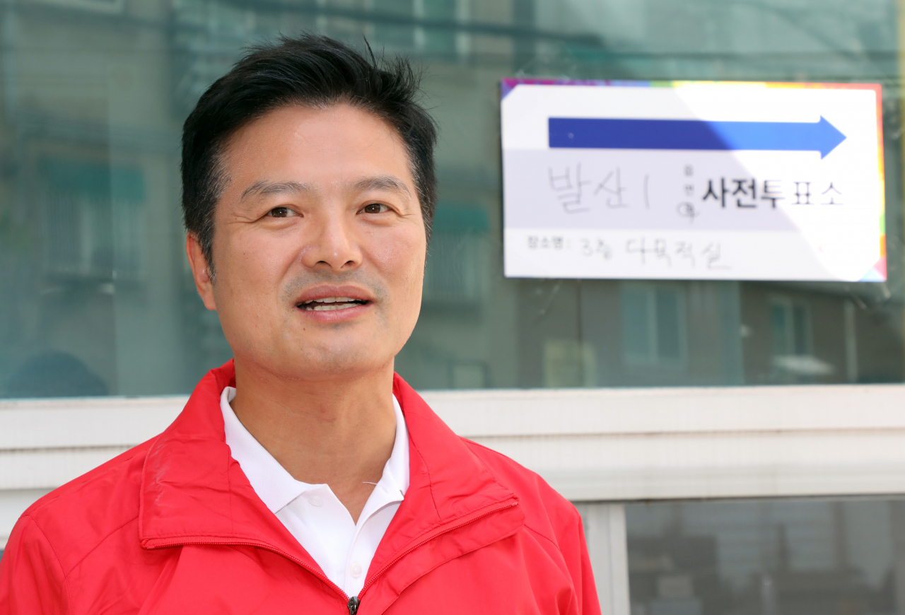 서울 강서구청장 보궐선거 김태우 국민의힘 후보가 6일 오후 서울 강서구 발산1동 주민센터에 마련된 발산제1사전투표소에서 투표를 마친 뒤 취재진의 질문에 답하고 있다. [연합]