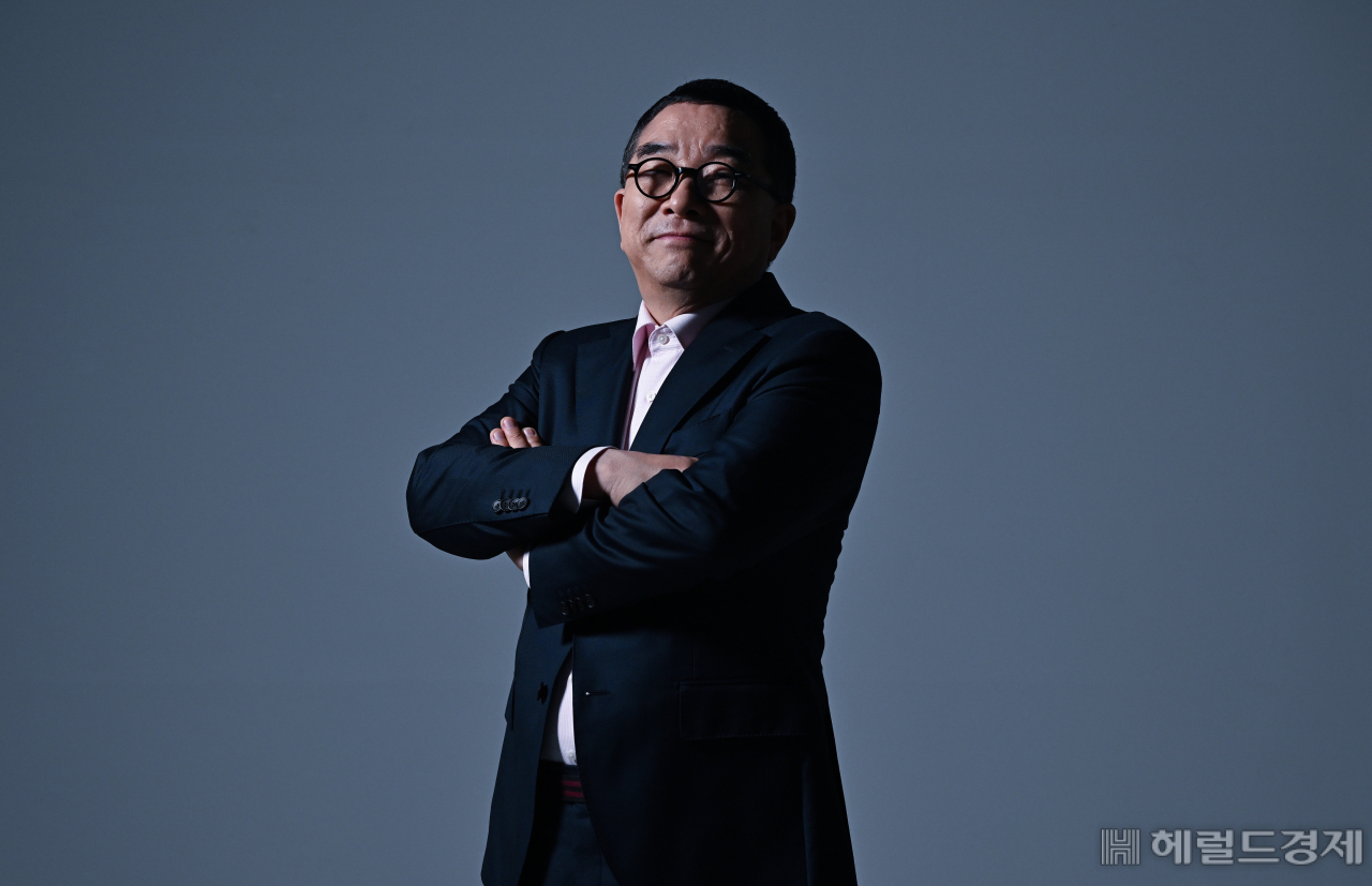 100인조 동서양 오케스트라를 이끄는 국악 공연은 김수철이 오래 품은 꿈이었다. 그는 “대중적 인기와 관계없이 실험적인 음악을 해오면서 돈도 벌고, 그 돈으로 공부도 하고 음악도 계속 할 수 있었다”며 “은혜를 갚고 보답하는 마음을 담은 공연”이라고 했다. 임세준 기자