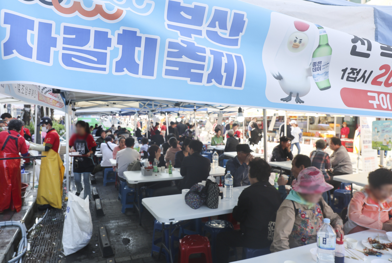 지난 5일 오후 부산 자갈치시장 일대에서 열리는 '제30회 부산 자갈치 축제'에 관광객들로 붐비고 있다. 기사와 직접 관련은 없음. [연합]