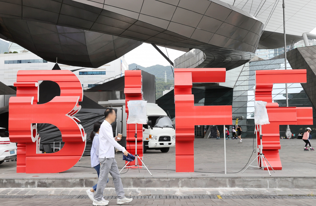 지난 3일 오후 부산 해운대구 영화의전당 앞에 제28회 부산국제영화제(BIFF) 조형물이 설치돼 있다. [연합]