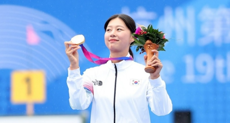 7일 중국 항저우 푸양 인후 스포츠센터에서 열린 2022 항저우 아시안게임 양궁 리커브 여자 개인 결승전에서 금메달을 차지한 임시현이 시상대에 올라 포즈를 취하고 있다.[연합]