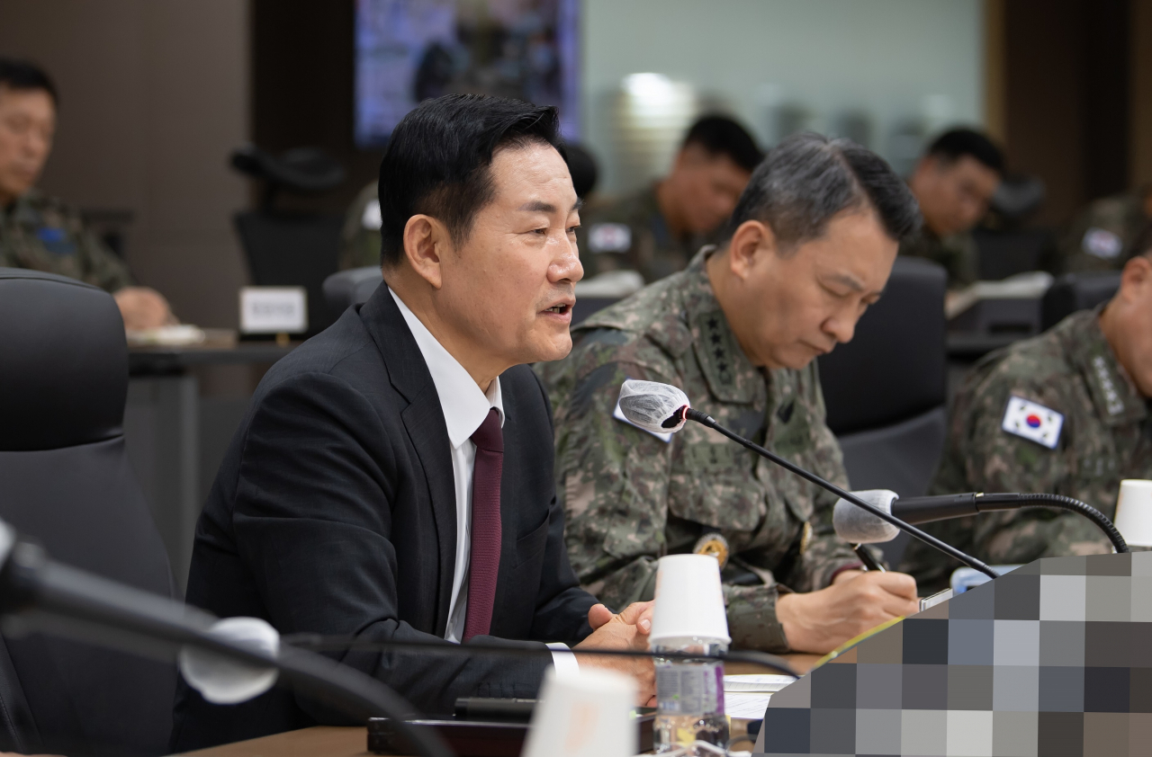 신원식 국방부 장관이 7일 이취임식 직후 합참 전투통제실을 방문해 대비태세 현황을 보고받고 “북한이 도발하면 즉각, 강력히 끝까지 응징하라”고 강조했다.