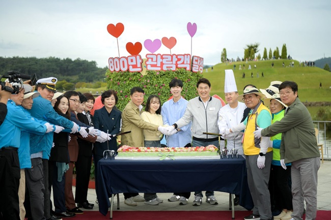 순천만정원박람회 800만명 관람객 달성 이벤트가 7일 오후 노관규 시장과 정병회 시의회 의장 등이 참석한 가운데 열리고 있다.