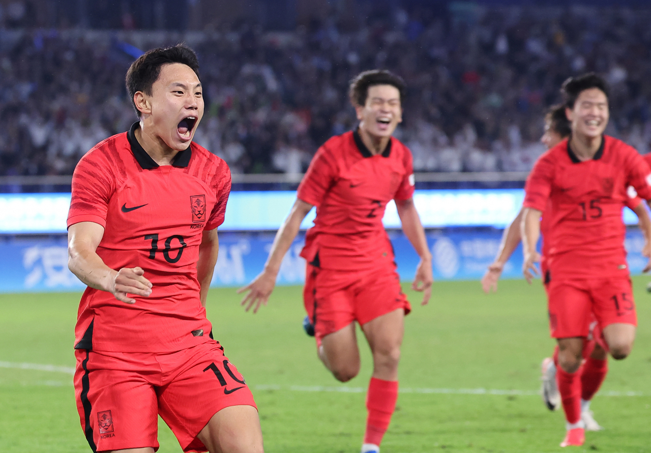 7일 중국 항저우 황룽 스포츠센터 스타디움에서 열린 2022 항저우 아시안게임 남자축구 대한민국과 일본의 결승전. 후반 조영욱이 골을 넣고 기뻐하고 있다. [연합]